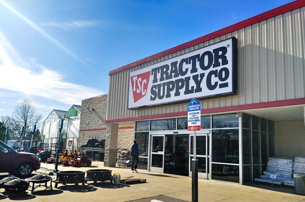 dog friendly tractor supply co store